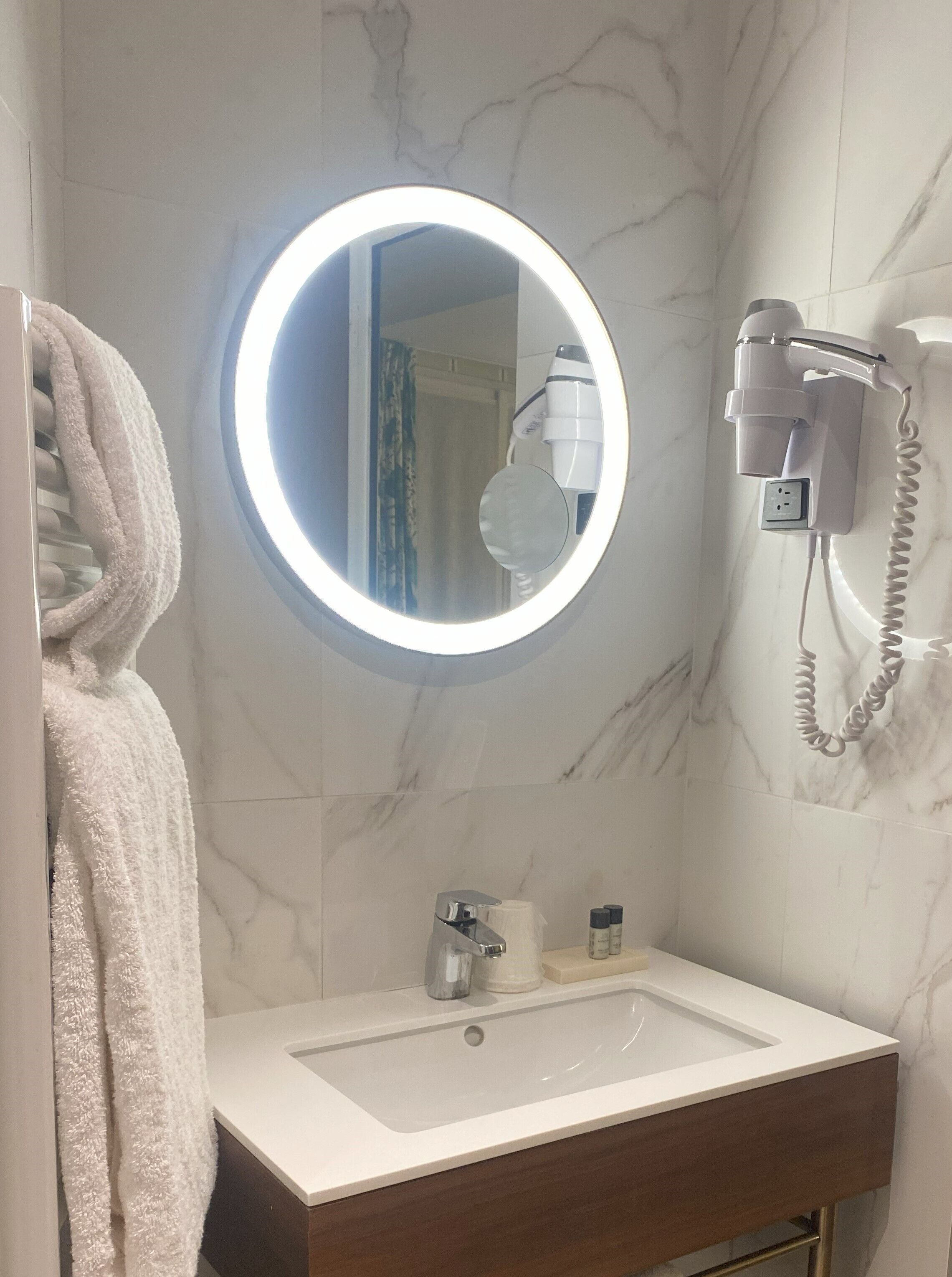 triple room | bathroom | free toiletries, hair dryer, towels