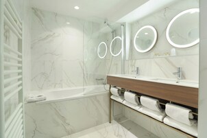 Ducha, artículos de tocador gratuitos, secador de pelo, toallas