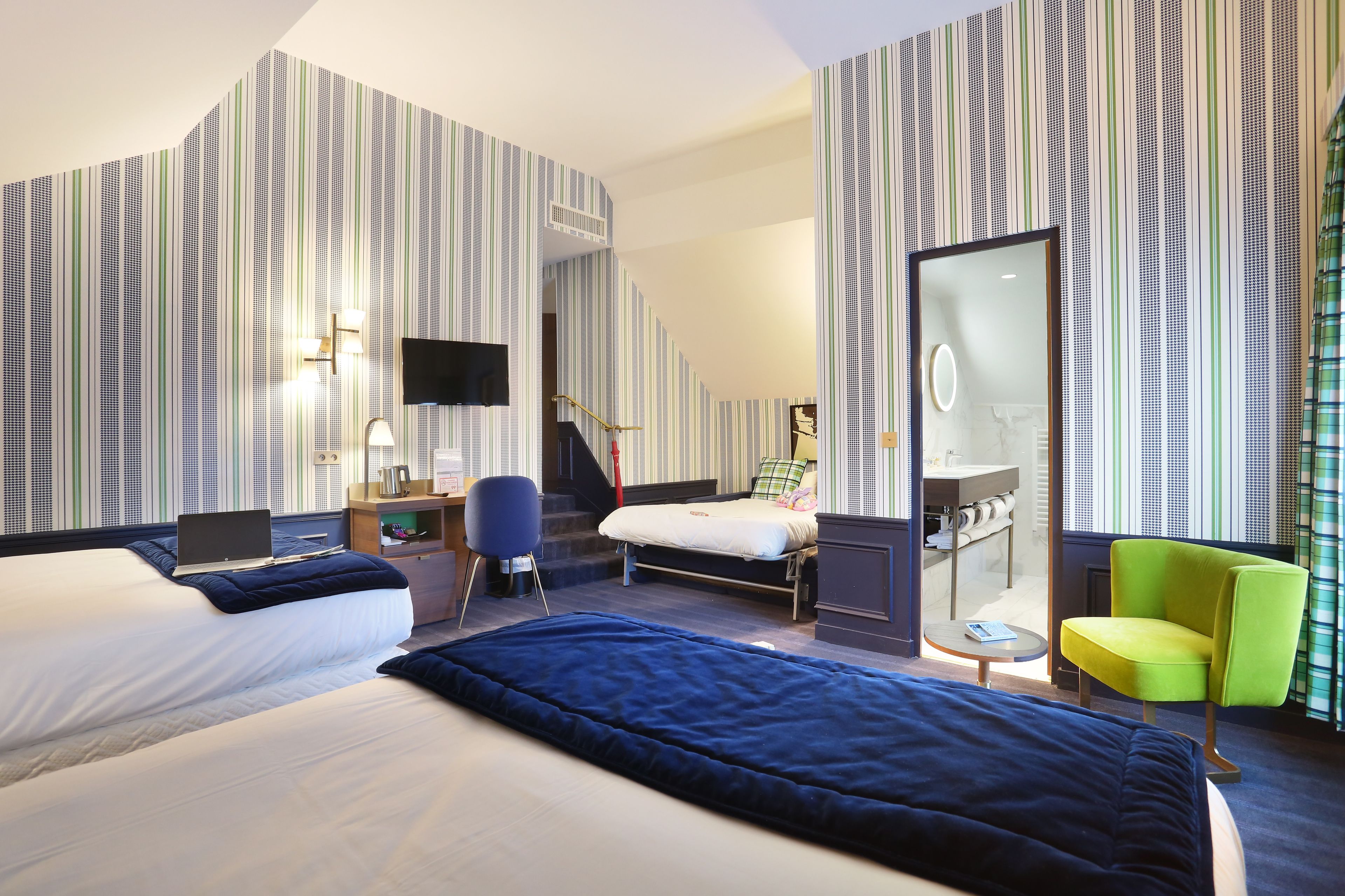 Een kluis op de kamer, individueel gedecoreerd, individueel gemeubileerd