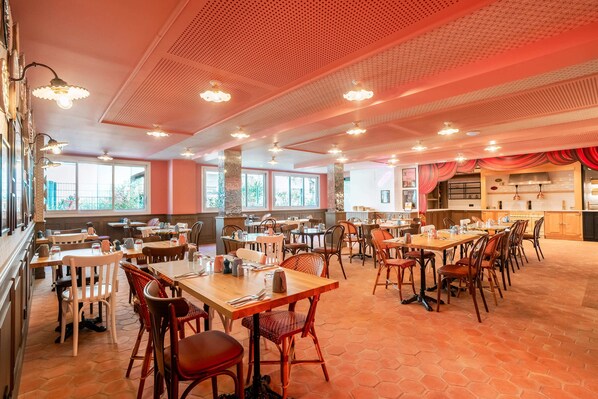 3 restaurants, breakfast served