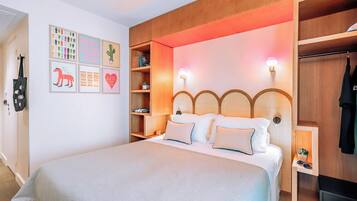 Classic Double or Twin Room | In-room safe, desk, laptop workspace, blackout drapes