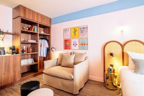 خزنة داخل الغرفة ومكتب ومساحة عمل للكمبيوتر المحمول وستائر تعتيم