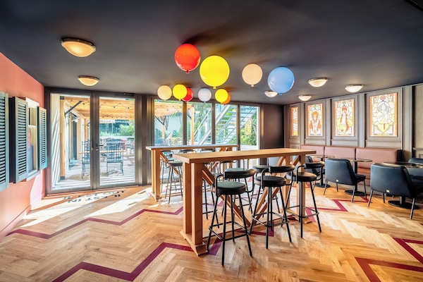 2 bars/lounges, rooftop bar