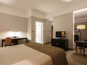 Junior Suite | Down comforters, pillowtop beds, minibar, in-room safe