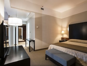 Suite | Couette en duvet, lit avec matelas à plateau-coussin, minibar