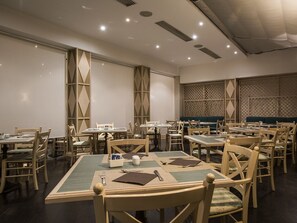 Café da manhã com buffet todos os dias (EUR 10 por pessoa) 