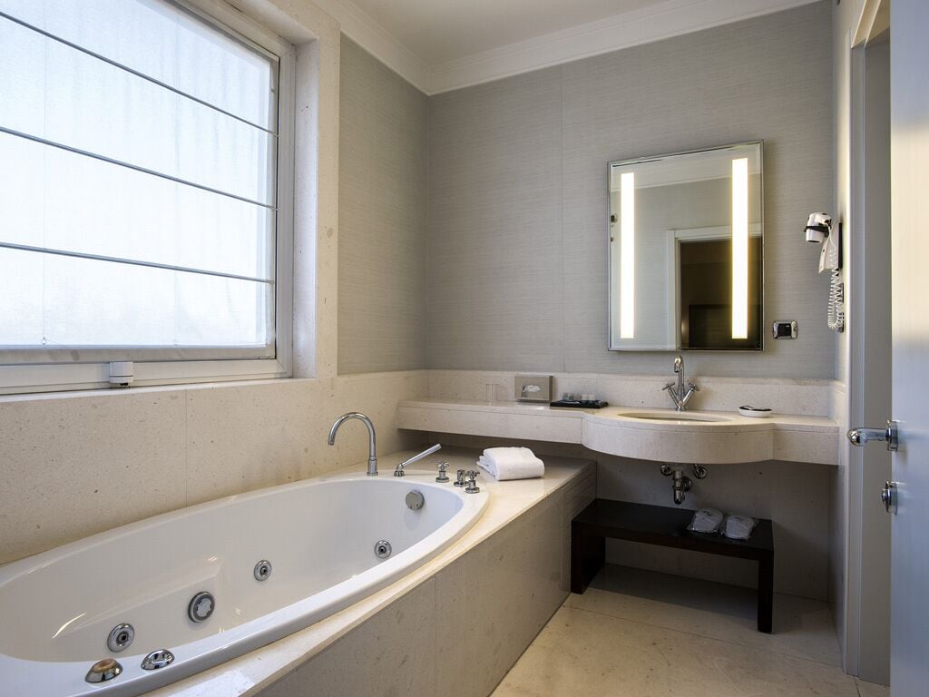 Produtos de toalete grátis, secador de cabelo, bidê, toalhas de banho