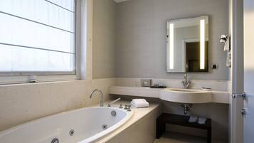 Produtos de toalete grátis, secador de cabelo, bidê, toalhas de banho