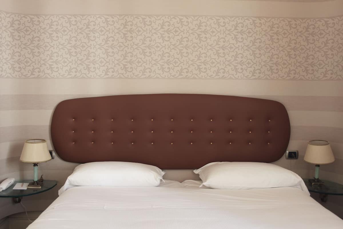 Economy Room | Minibar, desk, soundproofing, WiFi (free)