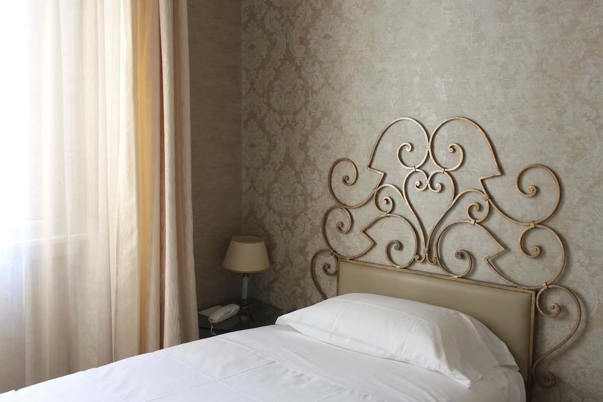 Single Room | Minibar, desk, soundproofing, WiFi (free)