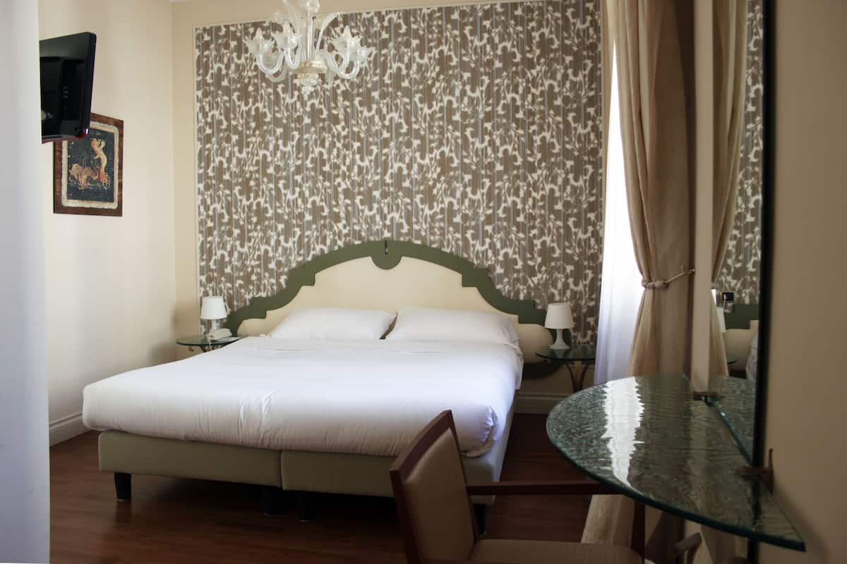 Comfort Room | Minibar, desk, soundproofing, WiFi (free)