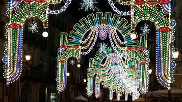 Une arche illuminée de mille feux, ornée de motifs complexes et de décorations en forme de flocons de neige.