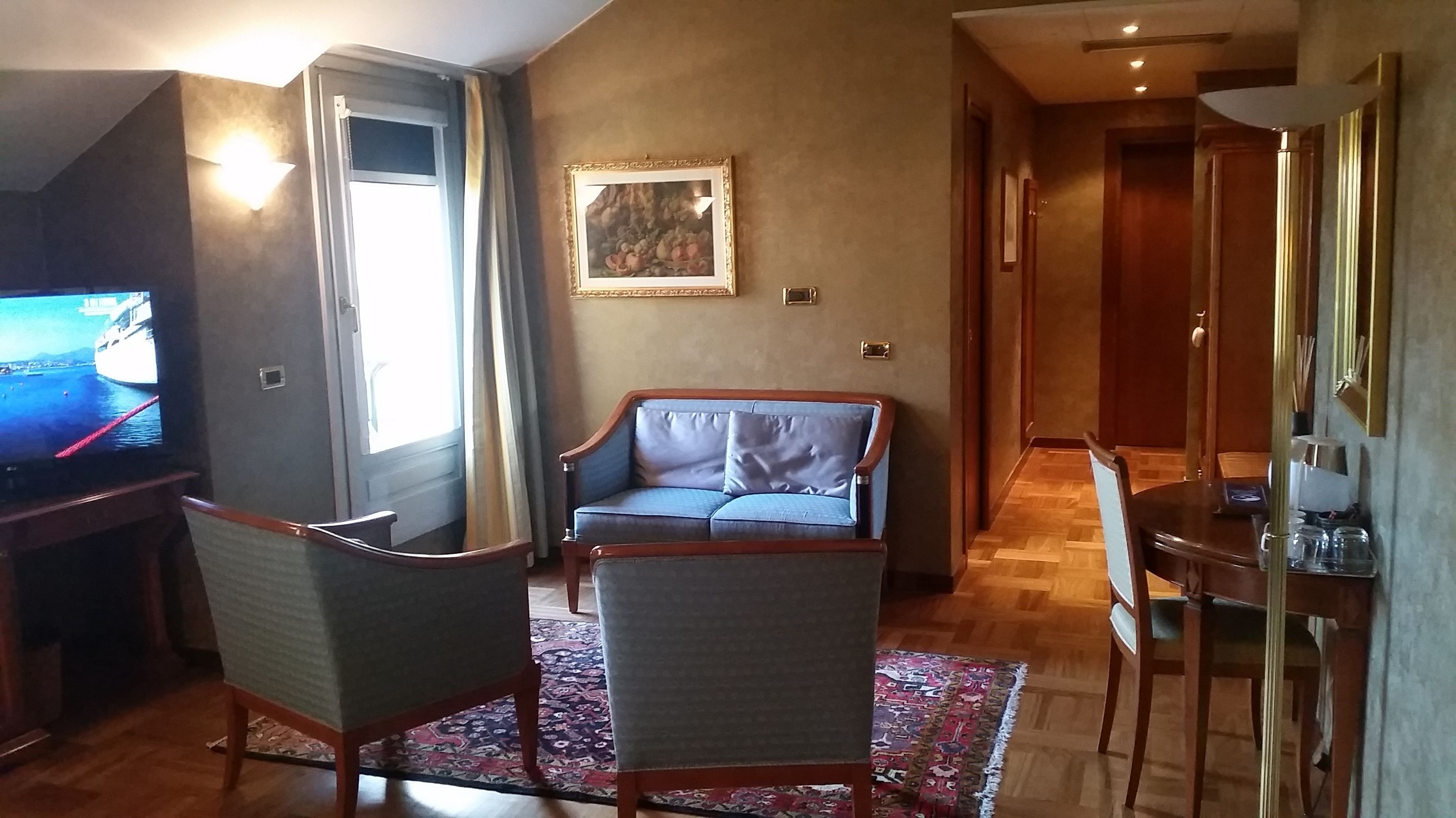 Minibar, coffres-forts dans les chambres, bureau, chambres insonorisées