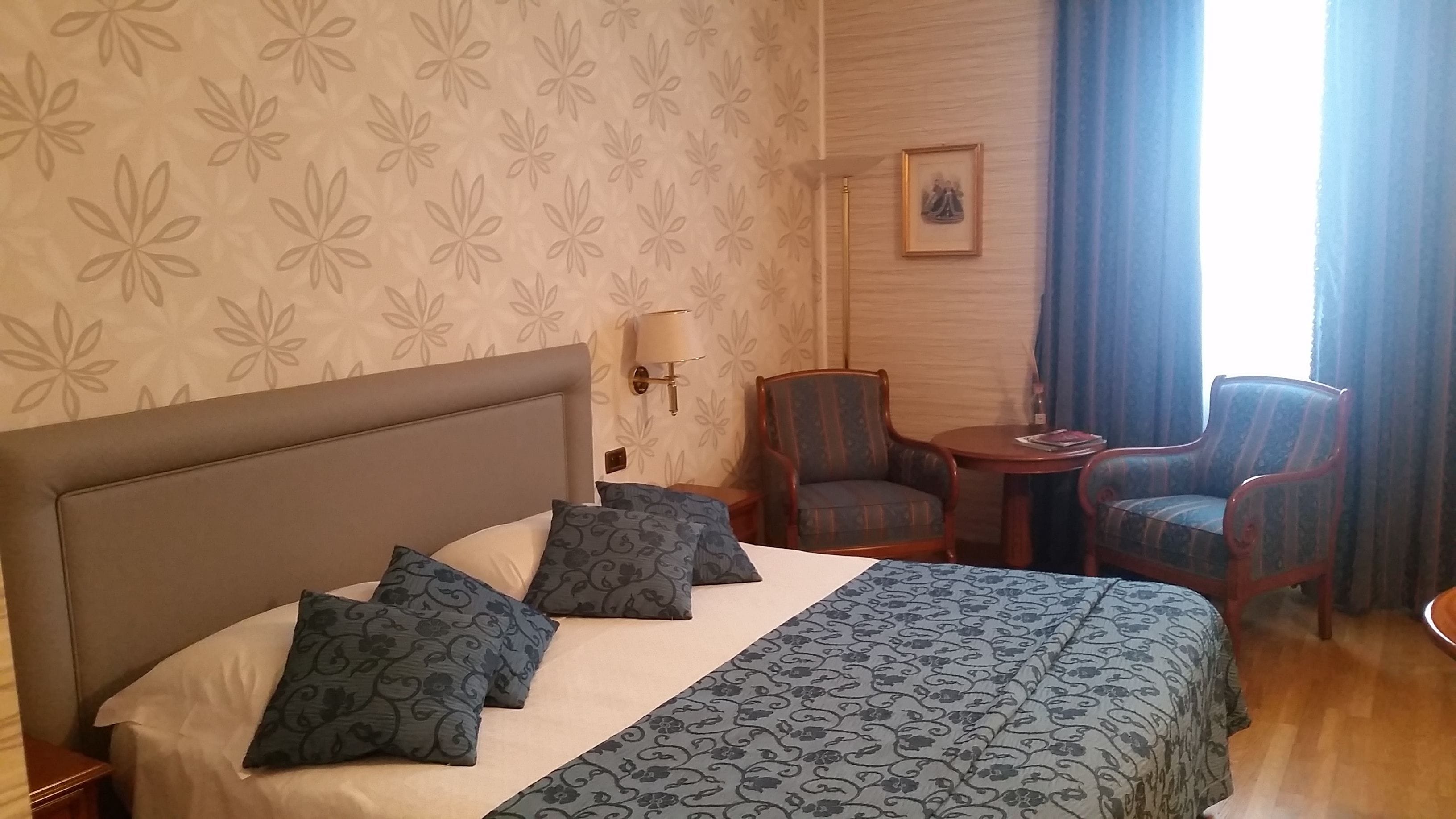 Minibar, coffres-forts dans les chambres, bureau, chambres insonorisées