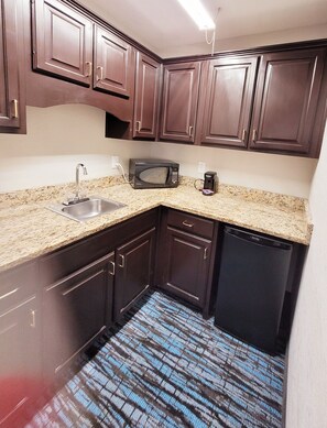 Suite, Multiple Beds, Non Smoking | Private kitchen