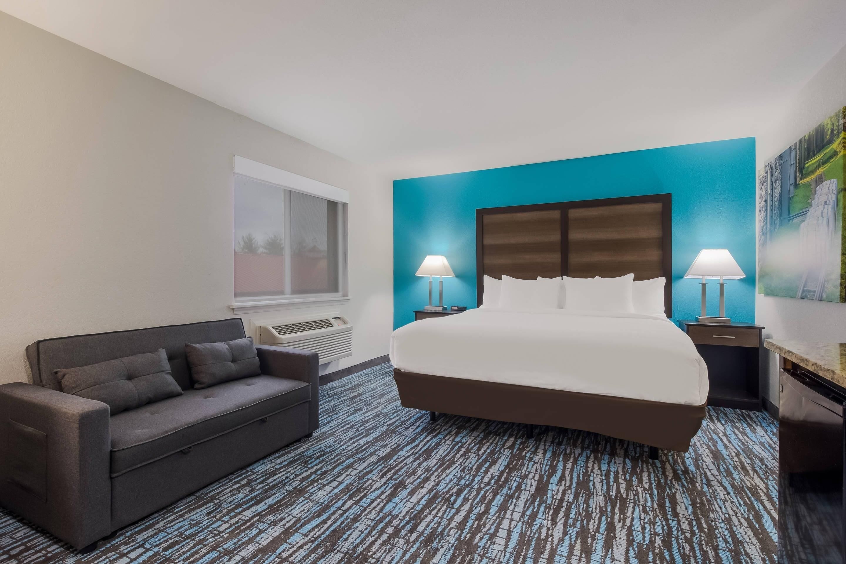 Suite, 1 King-Bett und Schlafsofa, Nichtraucher | Zimmersafe, Schreibtisch, Bügeleisen/Bügelbrett, kostenlose Babybetten