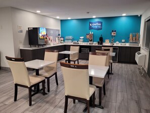 Café da manhã com buffet grátis todos os dias