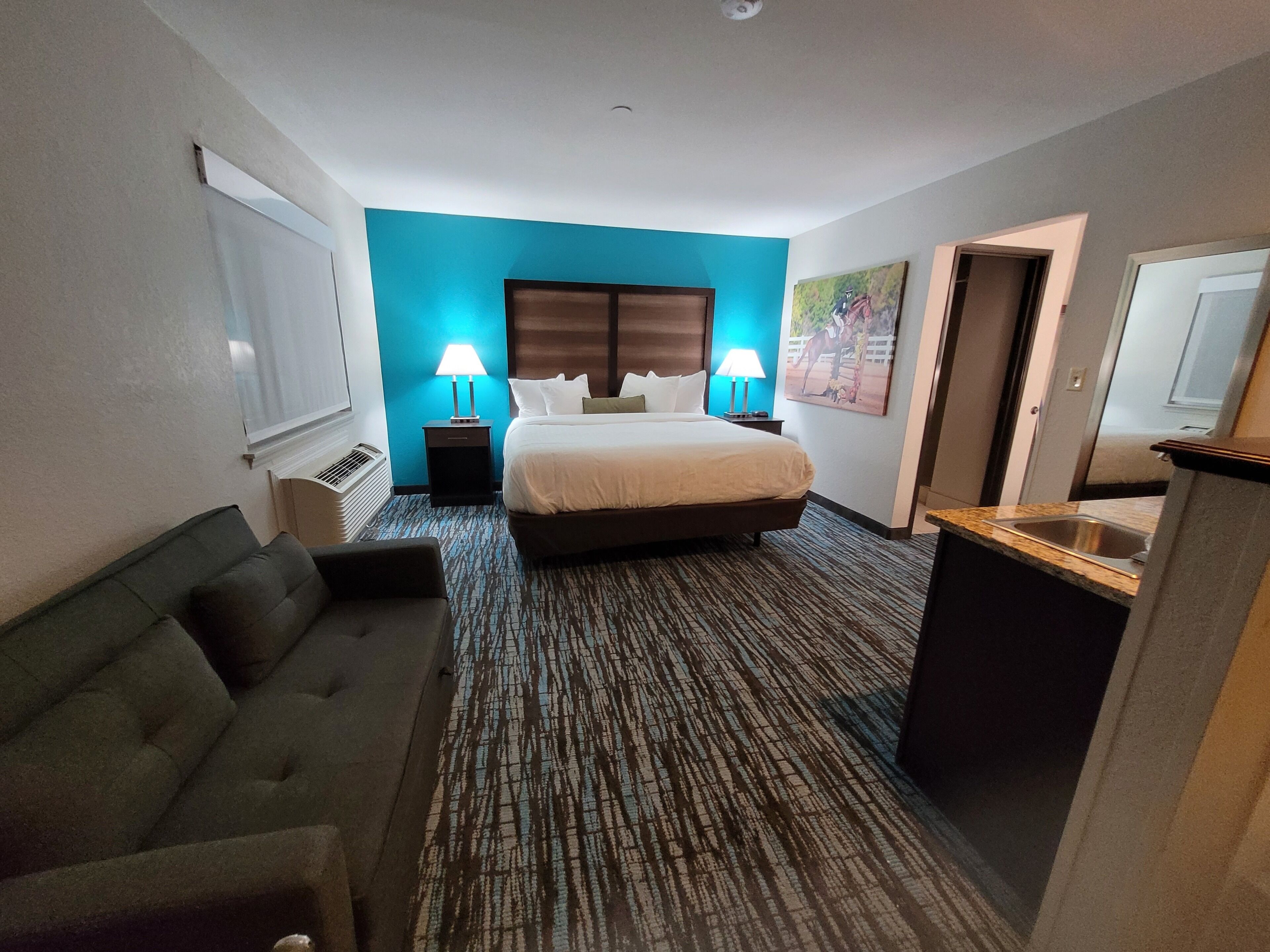 套房, 1 張特大雙人床和 1 張沙發床, 非吸煙房 | 客房內保險箱、書桌、熨斗/熨衣板、免費搖籃/嬰兒床