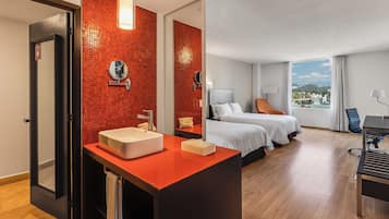 Camera superior con 2 letti doppi | Una cassaforte in camera, una scrivania, ferro/asse da stiro