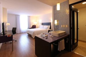 Yksi King-sänky | Tallelokero huoneessa, työpöytä, silitysrauta/-lauta