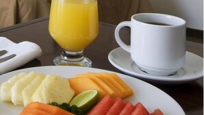 A breakfast setting with a plate of food, a glass of orange juice, and a cup of coffee on a table. - Fiesta Inn Express Naucalpan (Naucalpan)