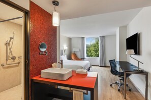 A hotel room with a bathroom, a bed, a desk, and a TV. - Fiesta Inn Express Naucalpan (Naucalpan)