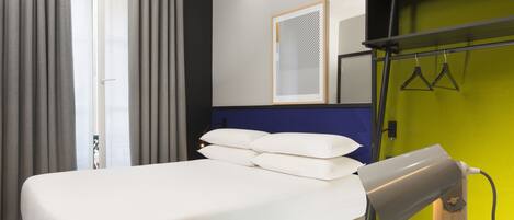 Dobbeltrom – standard | 1 soverom, dundyner, senger med Select Comfort-madrass og safe på rommet