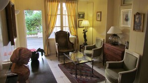 Unclassified image, 3 of 97, button - Hôtel Exelmans (Paris)