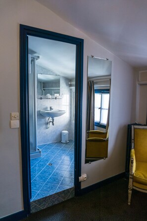 Single Room | Bathroom | Shower, designer toiletries, hair dryer, towels