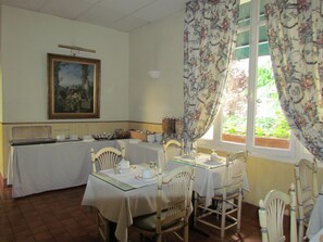 Colazione a buffet, servita tutte le mattine (10 EUR a persona) 