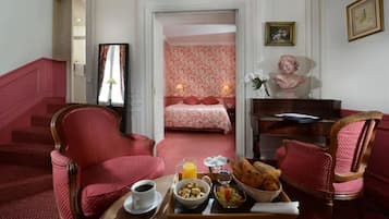 Suite Junior | Salle de séjour | Télévision de 40 pouces avec chaßnes par satellite