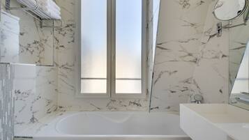 Articles de toilette gratuits, sèche-cheveux, serviettes fournies, savon