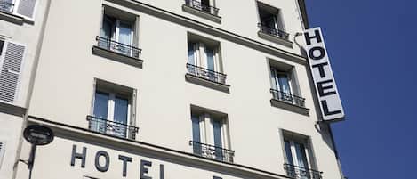 Un edificio de varios pisos con balcones y un letrero que dice "HOTEL RIVIERA".