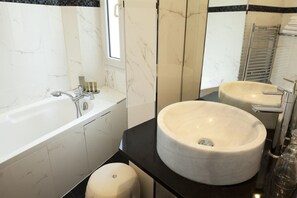 Kostenlose Toilettenartikel, Haartrockner, Handtücher, Seife