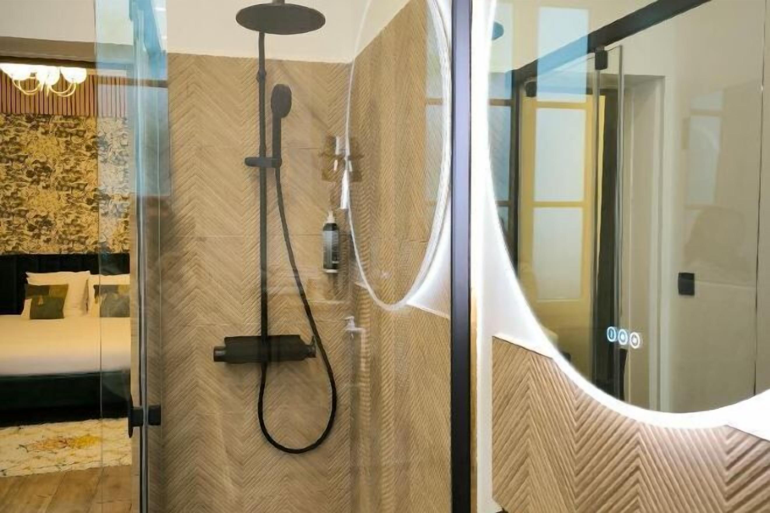 Badkamer | Een regendouche, gratis toiletartikelen, een haardroger, handdoeken