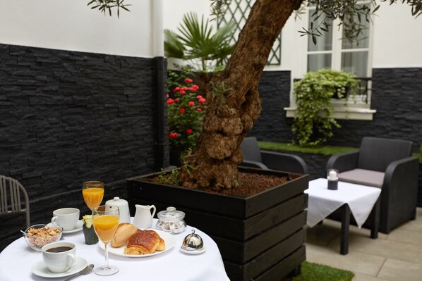 Daily buffet breakfast (EUR 12 per person)