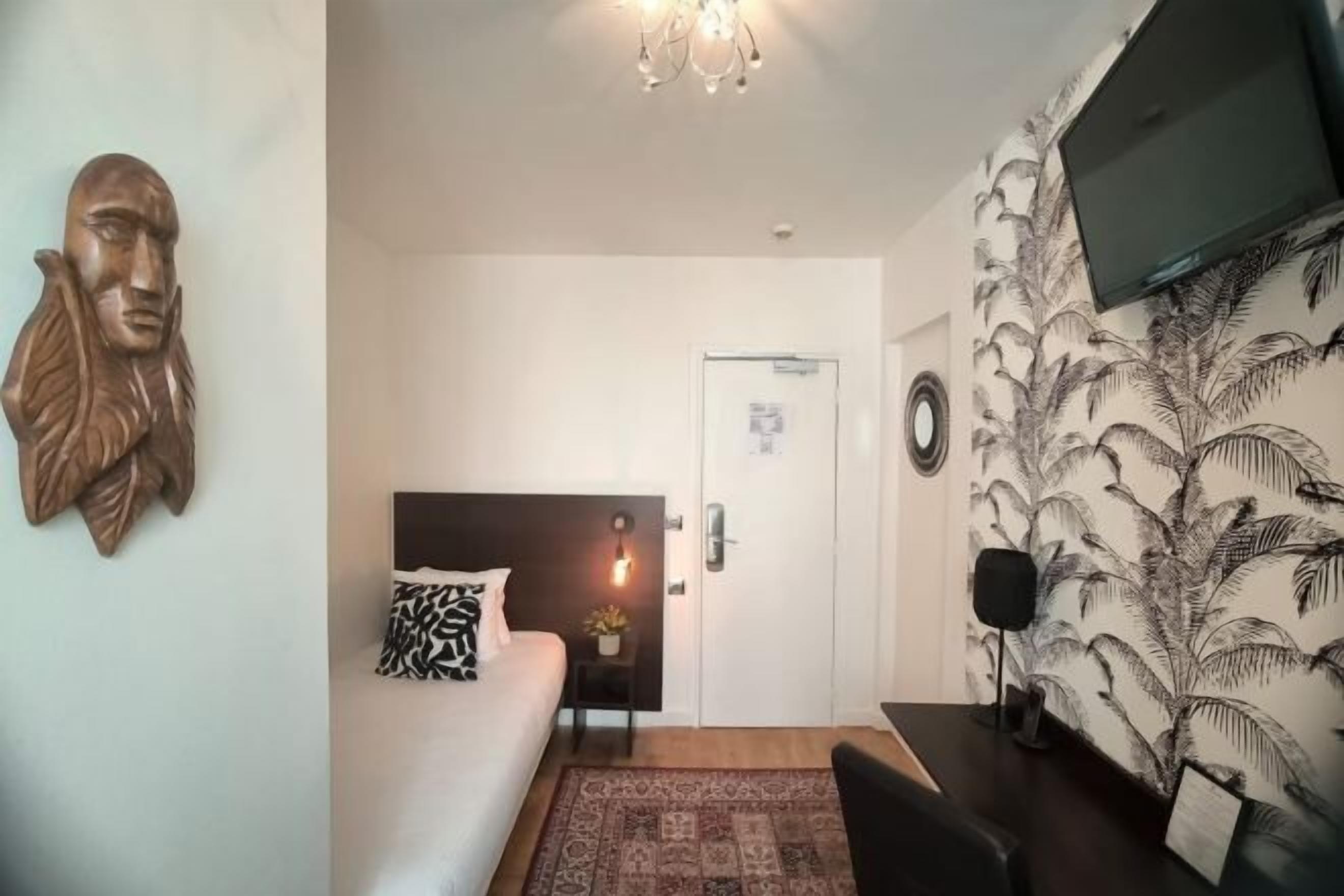 고급 침구, 객실 내 금고, 각각 다르게 가구 비치, 책상