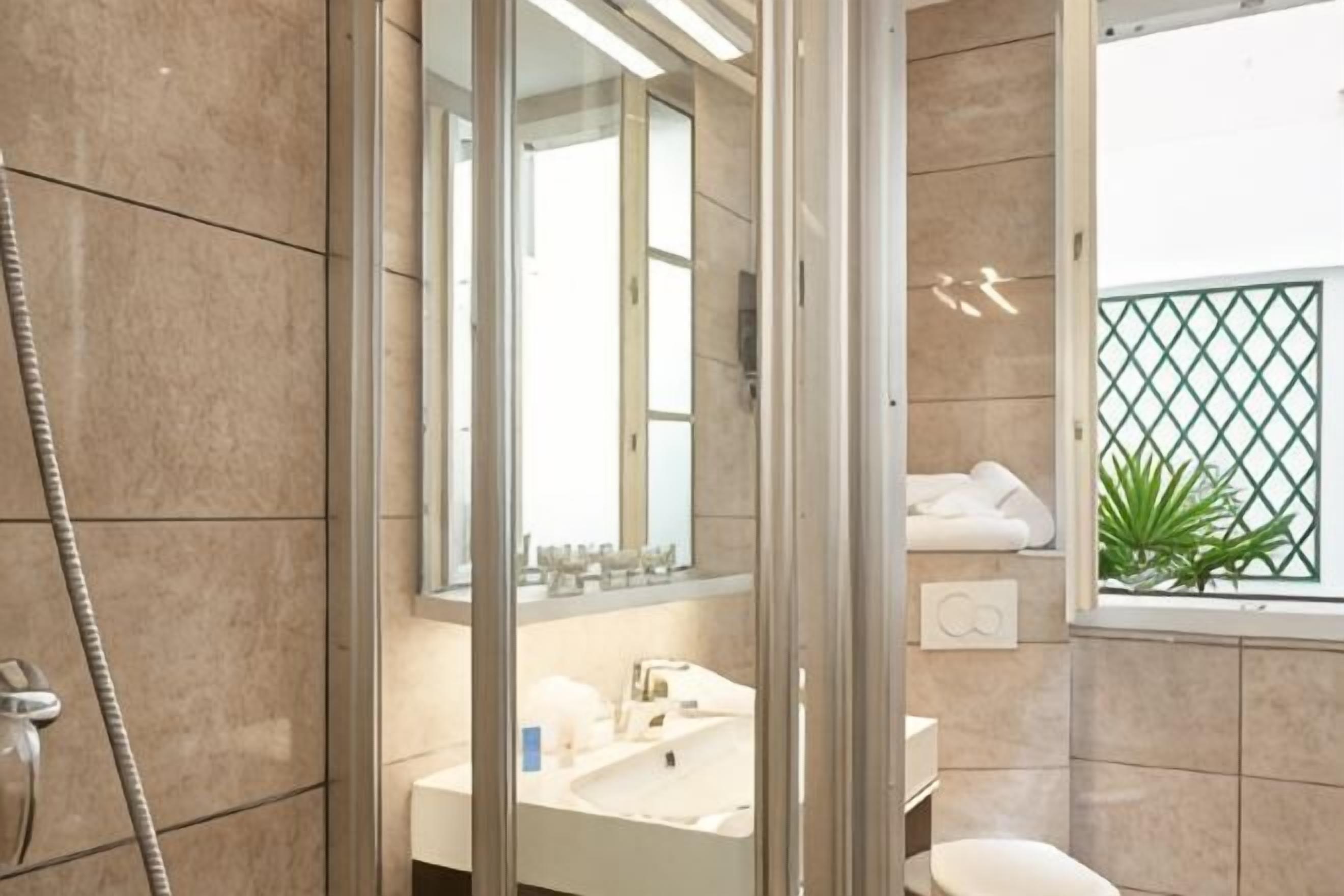 Bad | Dusj, regndusjhode, toalettartikler (inkludert) og hårføner