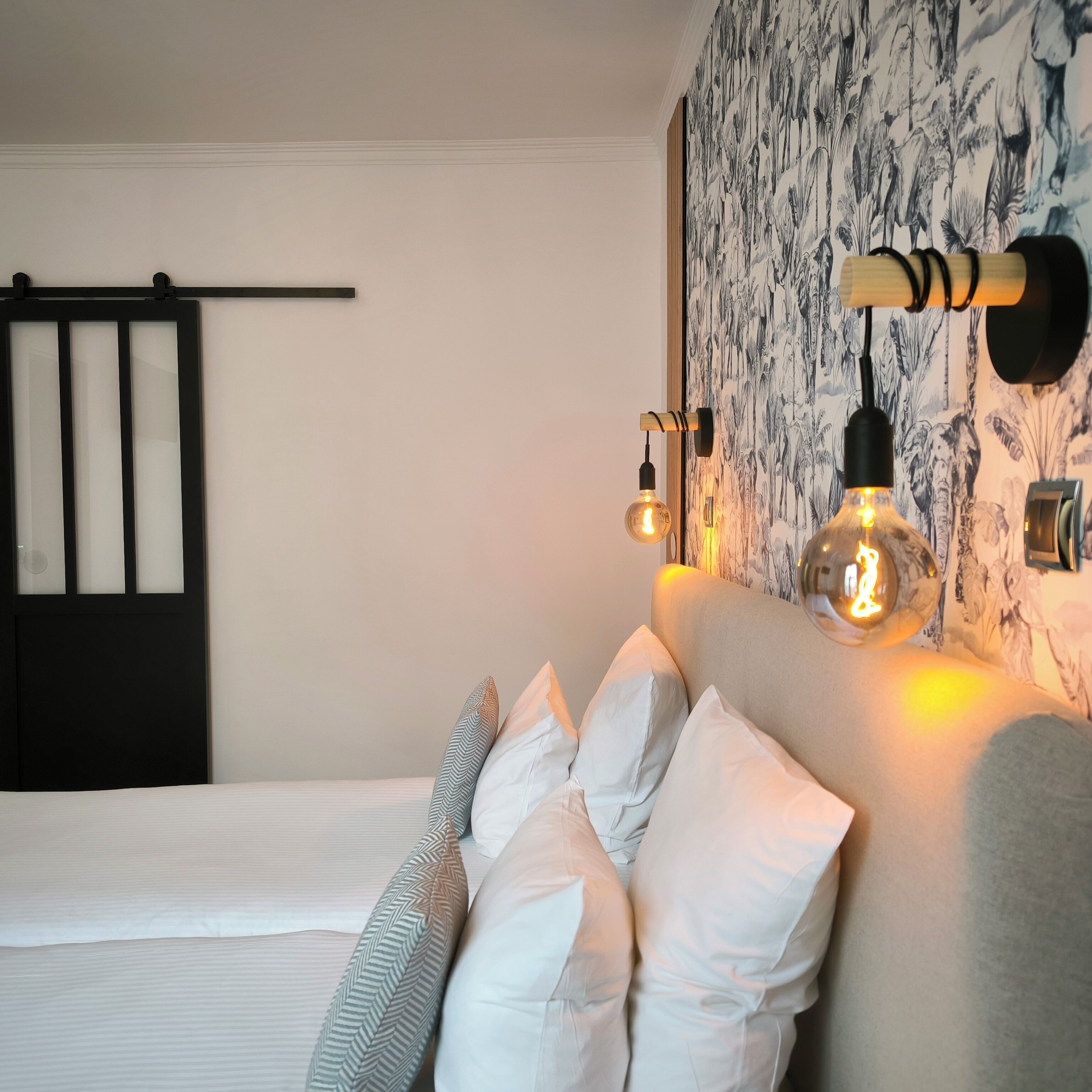 Superior Twin kamer | Een kluis op de kamer, individueel gemeubileerd, een bureau