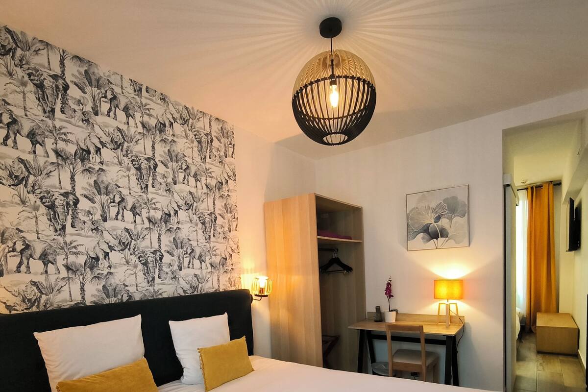 Una habitación de hotel con una cama grande, un escritorio y un armario.