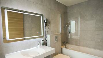 Chambre Triple | Salle de bain | Douche à « effet pluie », articles de toilette gratuits, sèche-cheveux
