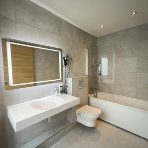 Triple Room | Bathroom | Rainfall showerhead, free toiletries, hair dryer, towels - Hotel le Twelve (Paris)