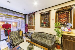 Lobby sitting area - Hotel Fehmi Bey (Istanbul)