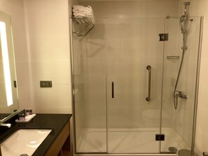 Hair dryer, slippers, towels, soap - Hotel Fehmi Bey (Istanbul)