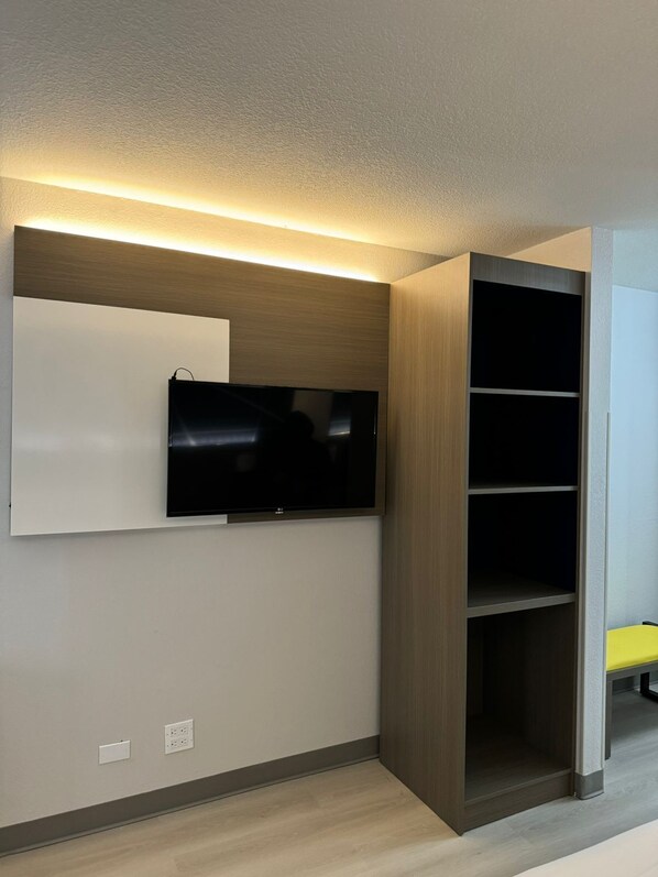 Habitación estándar, 1 cama King size, para no fumadores (Portable Tub/Shower Seat) | Área de sala de estar | Televisión de pantalla plana 