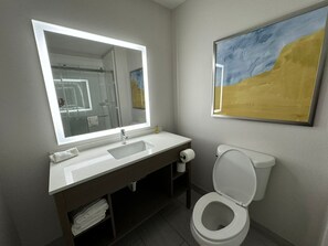 Habitación estándar, 2 camas Queen size, para no fumadores | 1 habitación y caja de seguridad en la habitación 