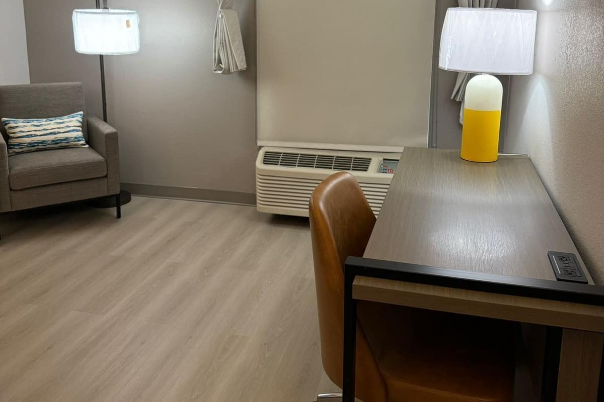 Habitación estándar, 1 cama King size, para no fumadores (Portable Tub/Shower Seat) | 1 habitación y caja de seguridad en la habitación