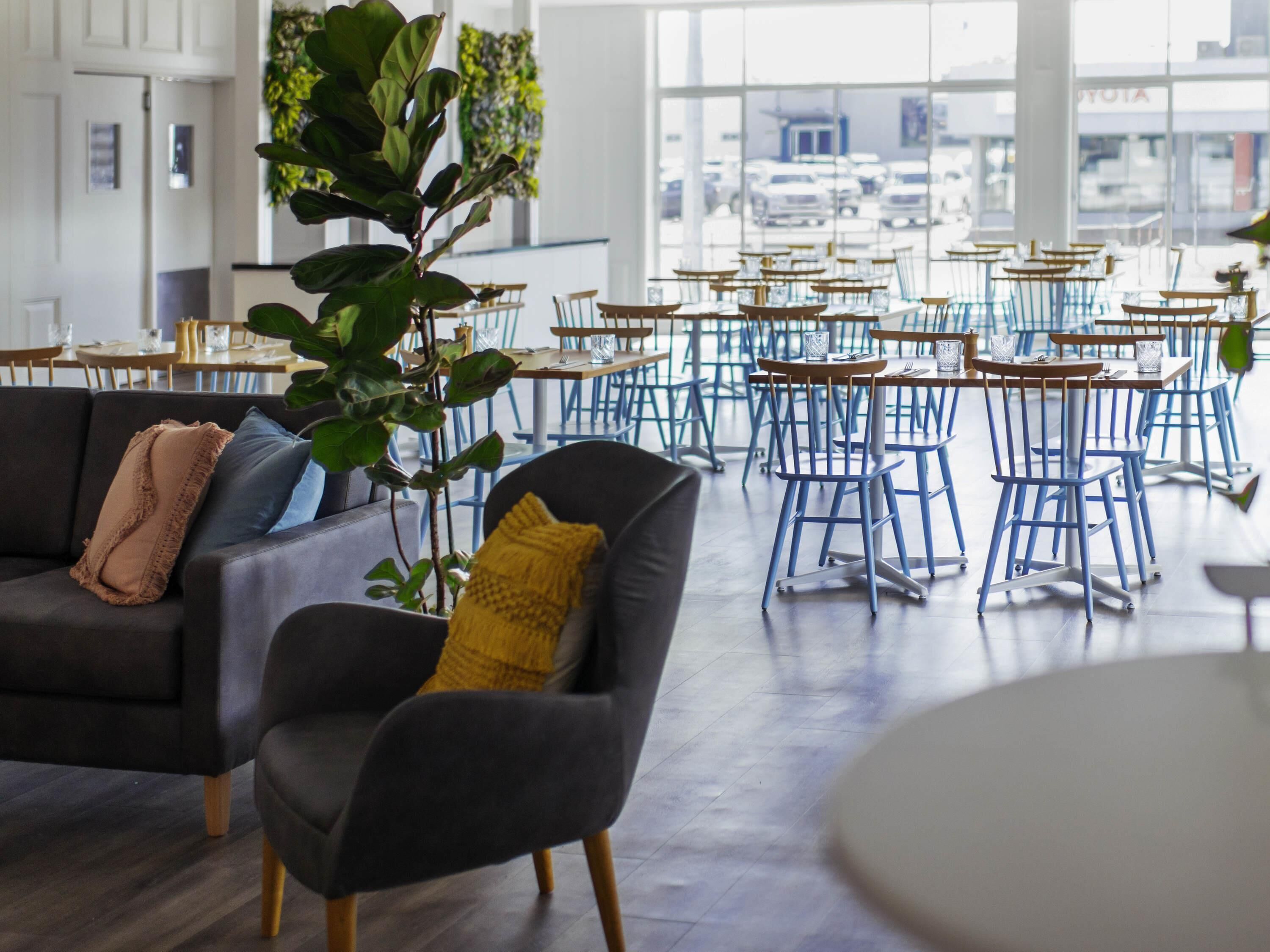 Menyajikan masakan Italia