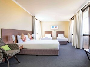 Chambre Standard, plusieurs lits | Coffres-forts dans les chambres, bureau