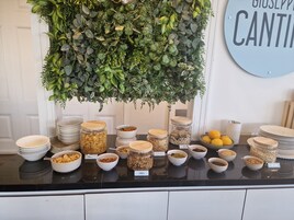 朝食 (テイクアウト)、毎日提供 (1 名様 22 AUD)